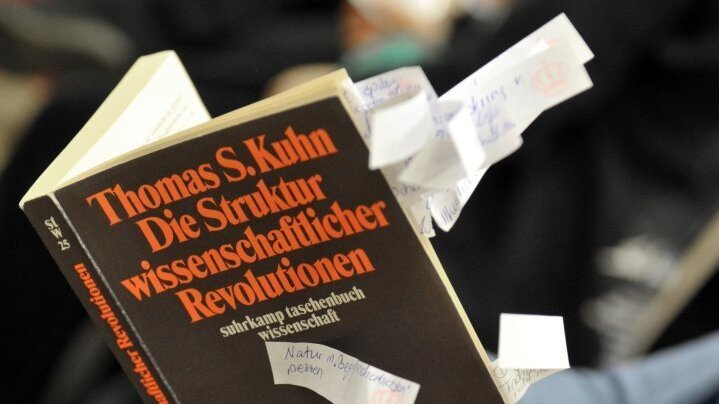 Book cover Thomas S. Kuhn "The Structure of Scientific Revolutions".
